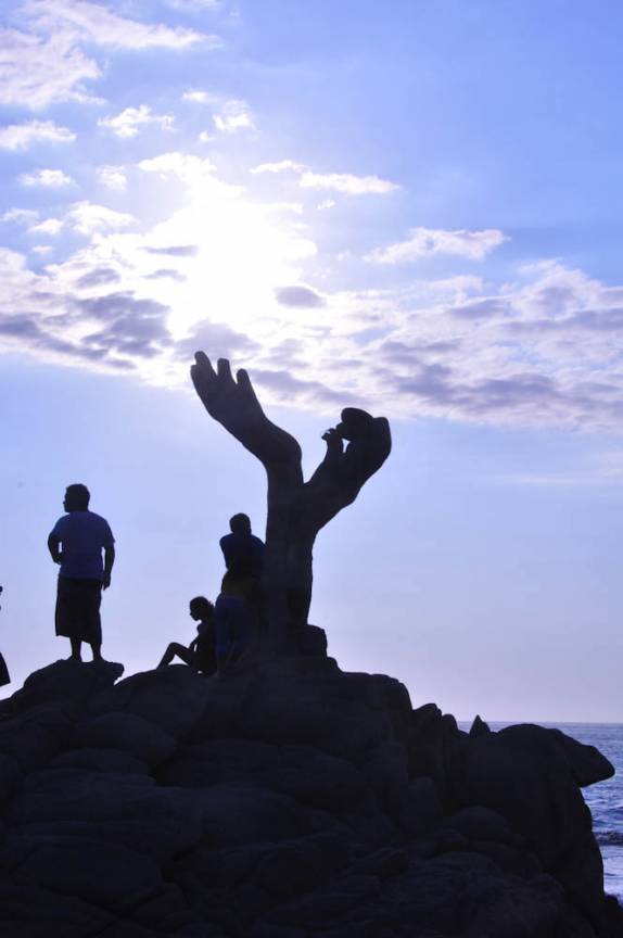 A famosa 'mão na rocha', na praia de Zicatela, em Puerto Escondido, na costa de Oaxaca, no litoral Pacífico do México